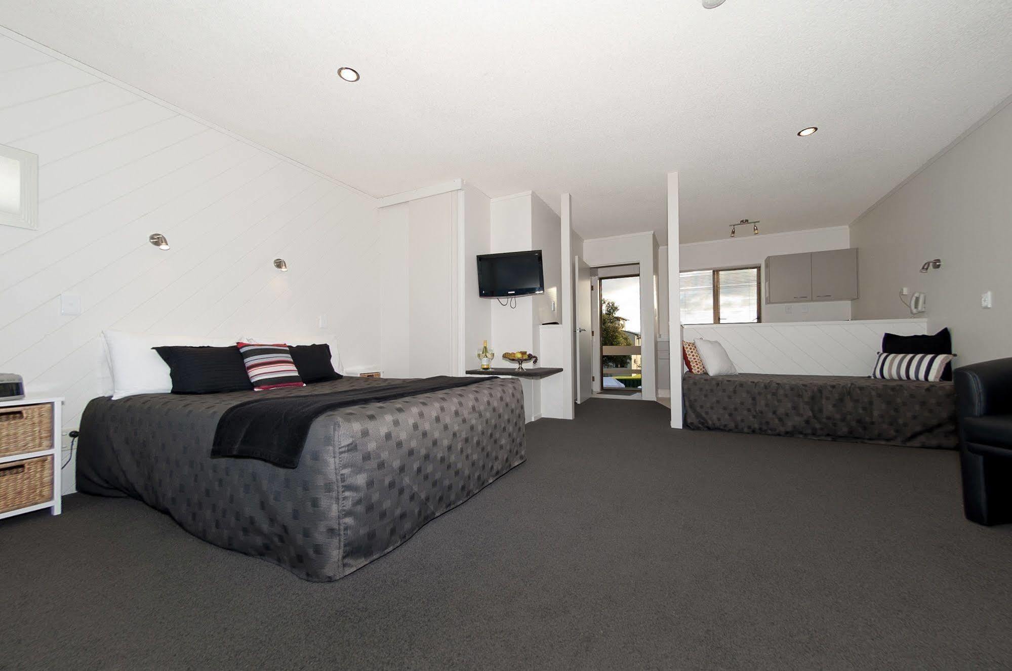 The Oceanside Motel Whitianga Buitenkant foto